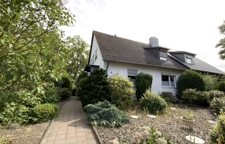 Gepflegtes Doppelhaus mit Garage und Garten
